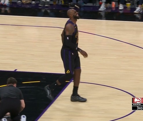 九游官网-老将不容易啊！詹姆斯上篮落地右脚不适 一瘸一拐仍在坚持