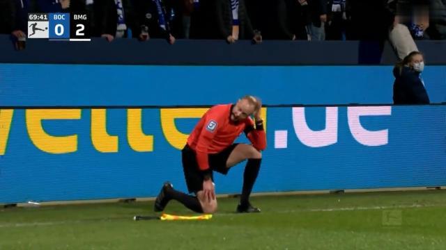 九游官网入口充值-德甲边裁被啤酒杯击伤 球场刚开放坐满就有人整事