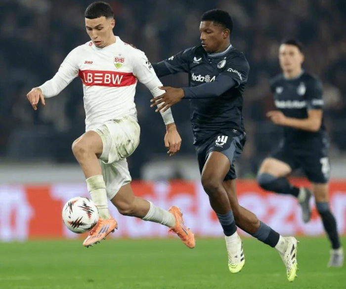 九游官网-拜仁接触费耶诺德后卫，曼城高价竞争利夫拉门托|德国|瓜迪奥拉|史蒂文-里德|纽卡斯尔联|拜仁慕尼黑_新浪体育_新浪新闻